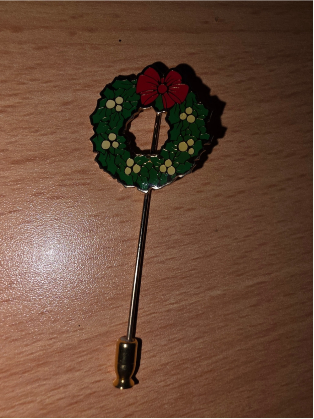 Vintage 1980 SWIB Christmas Wreath Stick Pin Enamel Holly Red Bow Gold Tone
